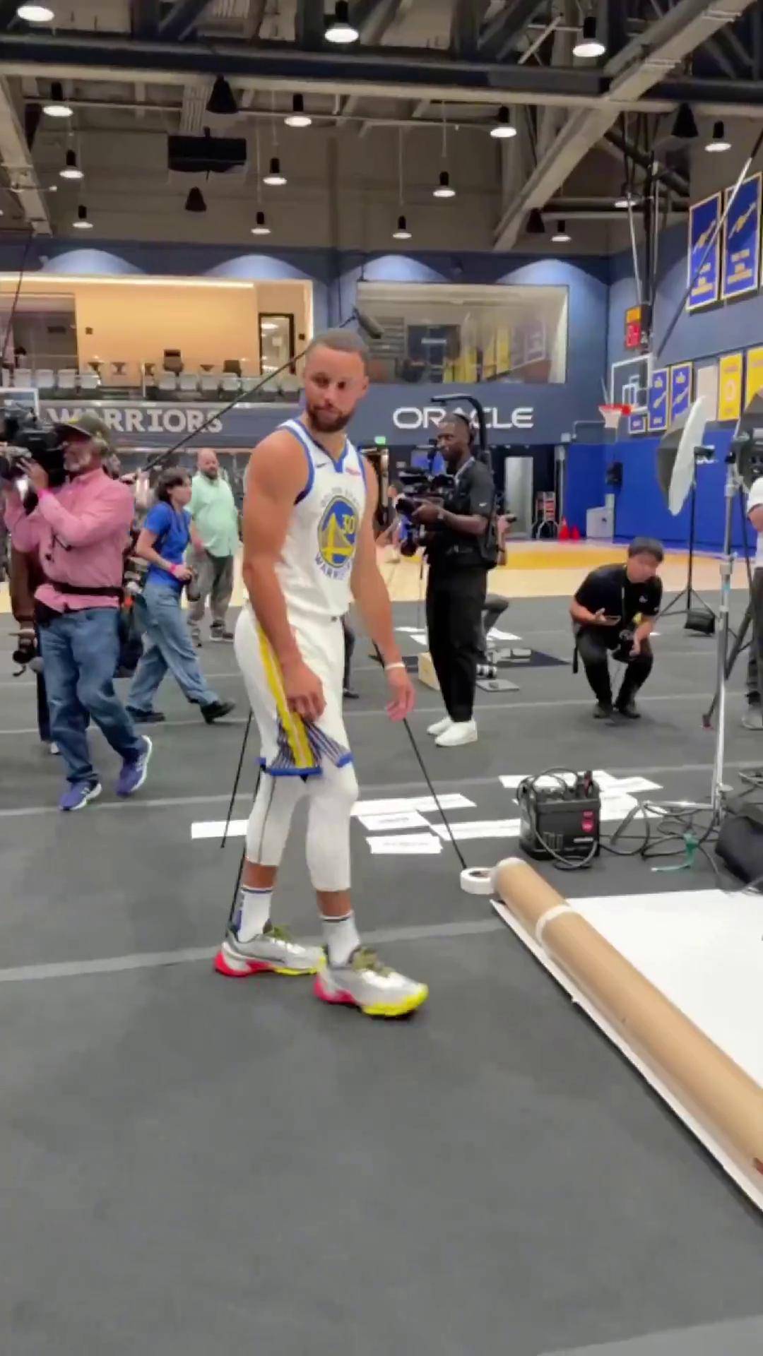 包含金州勇士训练开放日；冲刺阶段遗憾出局引欢呼；NBA常规赛在即；赛季目标并未改变的词条