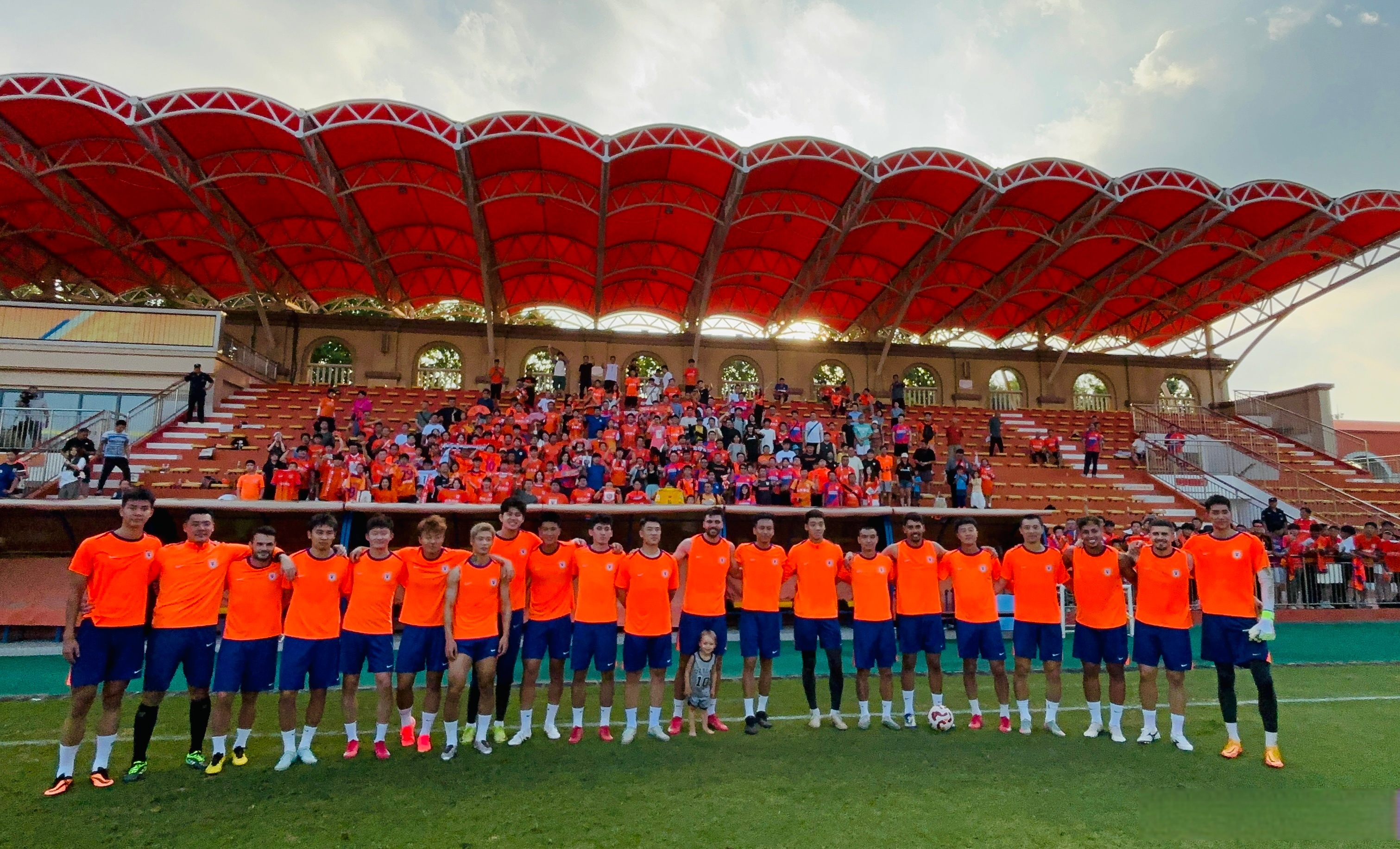 山东泰山发布备战花絮，关键时刻伤情更新，CBA常规赛任务艰巨，更衣室氛围转暖的简单介绍